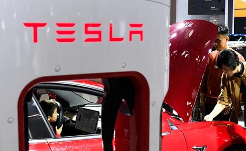 股價狂飆，券商緊急召開電話會議，特斯拉概念股投資風(fēng)口追不追？